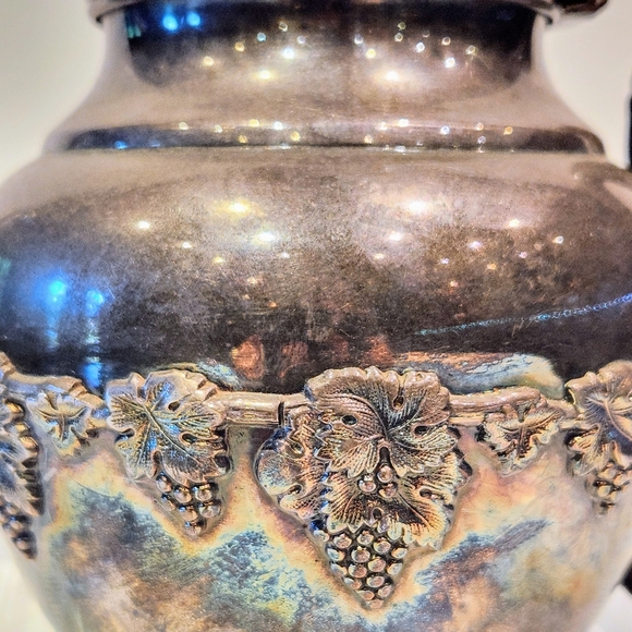 W. Rogers Grape & Vine pattern #1047 silver plated tea pot. W/ bakelite handle - Picture 9 of 12